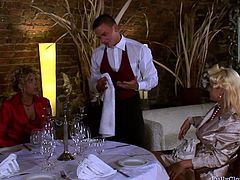 Horn-mad tanned blondie seduces a waiter for giving a stout blowjob