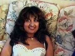 Not all amateur mature women have flabby booties. Look at this brunette Indian housewife. Her ass is in a very good shape!