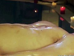 Watch an expert gay masseuse oiling his customer's body before giving him a hell of a handjob.