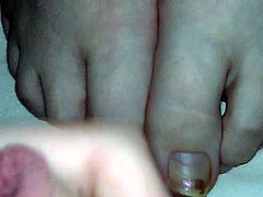 Cumming on her dirty toes