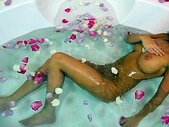 Beauty with staggering forms poses nude in the warm tub during top solo