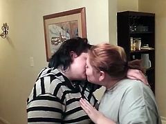 2 regular hotties kissing