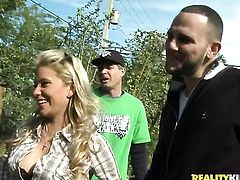 Blonde asks her man to drill her sweet mouth