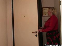 This blonde grandma has a broken washing machine. She calls in two repairmen to figure it out, but she ends up seducing them and taking their cocks in her old holes.