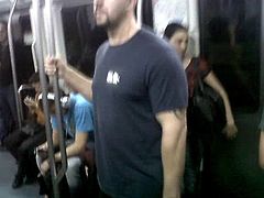 hombre musculado en el metro barcelona