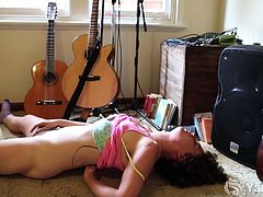 Yanks brings you a hell of a free porn video where you can see how a horny brunette belle plays with her hairy cunt while laying on the floor. She definitely wants to misbehave.