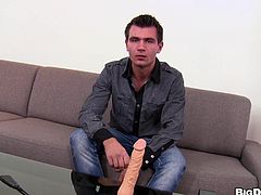 Masturbate watching this brunette boy, with a white ass wearing jeans, while he gets nailed hard and moans like a desperate gay fellow.