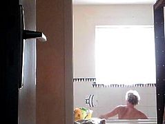 Hidden cam - Zincou filming his wife Isabel in bath