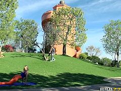 Brazzers Network brings you a hell of a free porn video where you can see how the vicious blonde Erica Fontes gets assfucked in the golf course by the horny Keiran Lee.