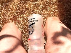 In Wasserflasche wichsen