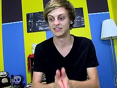Boy Crush brings you a hell of a free porn video where you can see how the horny twink Jason Aalencia dildos his tight ass while assuming some very hot poses.