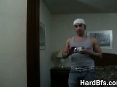 Butt naked muscle guy posing and masturbating hard in front of cam