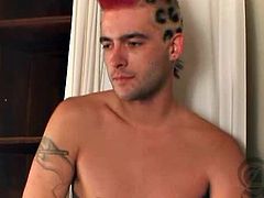 Alternate Dudes brings you a spectacular free porn video where you can see how the horny punk-rocker Achilles masturbates in the bathtub while assuming very hot positions.