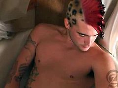 Alternate Dudes brings you a spectacular free porn video where you can see how the horny punk-rocker Achilles masturbates in the bathtub while assuming very hot positions.