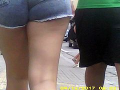 loira boa de shortinho