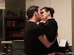 Wolf Hudson admires eye-popping Raylenes body before she takes his worm in her deep down her throat