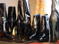Cumshot neben die geilen Lackstiefeletten