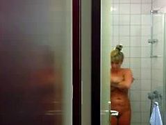 Nachbarin im Bad. Neighbours wife taking a shower.