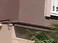 VIEJO MASTURBANDOSE EN UN BALCON...