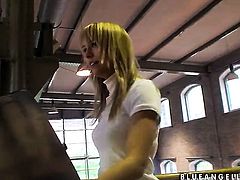 Blonde Blue Angel fills the hole between her legs with vibrator