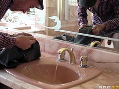A seductive lady is trying to repair her car's broken engine. The guy's reaction, when seeing that the hit brunette wears nothing under her dress, is one of astonishment. He also remains stunned by her provocative attitude, once she exposes her naughty pussy. Click to see Veruca, sucking cock passionately.