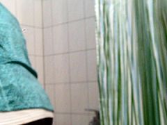 Mitbewohnerin duscht - Flatmate having a shower