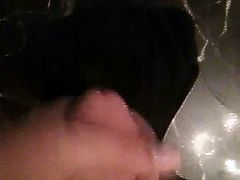 Schwanz wichsen beim Porno glotzen