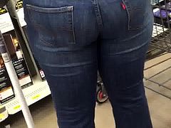 Big booty MILF in jeans 4