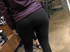 Woman With Hot Ass In Yoga Pants Filmed On Hidden Spy Camera