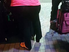 Bubble butt white chick in spendex at airport