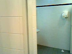 In oeffentlicher Toilette gewichst und abgespritzt