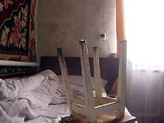 Chica masturbarse con la pata de una silla