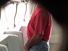 Espiando o coroa querendo pegacao no banheiro