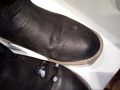 Ihre gern getragenen Stiefel besamt