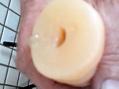 Blaue Eier, Plugs im Arsch und Gummifotze gefickt !