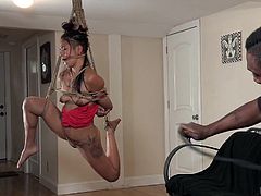 Although Jack is in his element in the dungeon, Chillycarlita wanted something a little more normal. Jack adapts, using ropes and vibrator to tie her up, tease her and even hang her in midair. Her pussy drips with excitement.