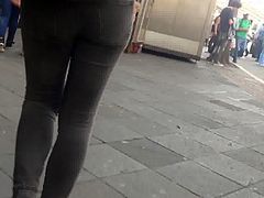 Blonde with tight ass in jeans, culo apretado
