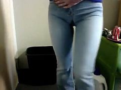 skinny bitch pee in jeans and masturbate