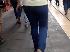 Big nice ass, in jeans, sexy culo de milf