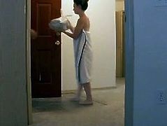 Amateur drops her towel for a delivery guy