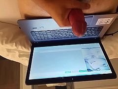 Ejac pour un mec qui montre des Photos de sa Femme