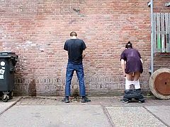 Ein Girl und 2 Typen pissen an die Wand!