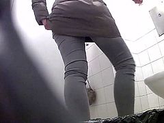 Voyeur wc 13 - Milfs bending over for peeing