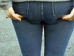 Girl flex ass in jeans
