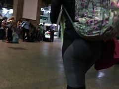 Gostosa de legging voltando pra casa