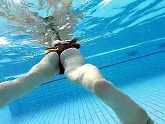 wonderfull view between her legs when she swims