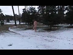 La truie a poil dans la neige dans une station d'autoroute