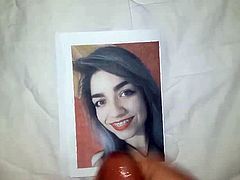 Gozando na foto da baterista de aparelho