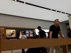 Pawg at Apple store