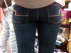 SLiM PeTiTe Ass Jeans (close-up)